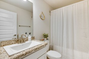 Shower, hair dryer, towels, soap - Screened Lanai - Relaxing Retreat in Ocala (Ocala)