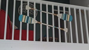 A loft-style apartment with a kitchen, dining area, and a balcony with a railing. - Cosy quiet house 4 persons, parking & bikes, Royan  (Royan)