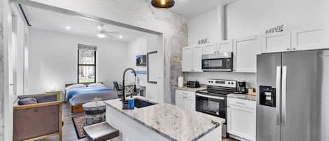 冷蔵庫、電子レンジ、オーブン、コンロ