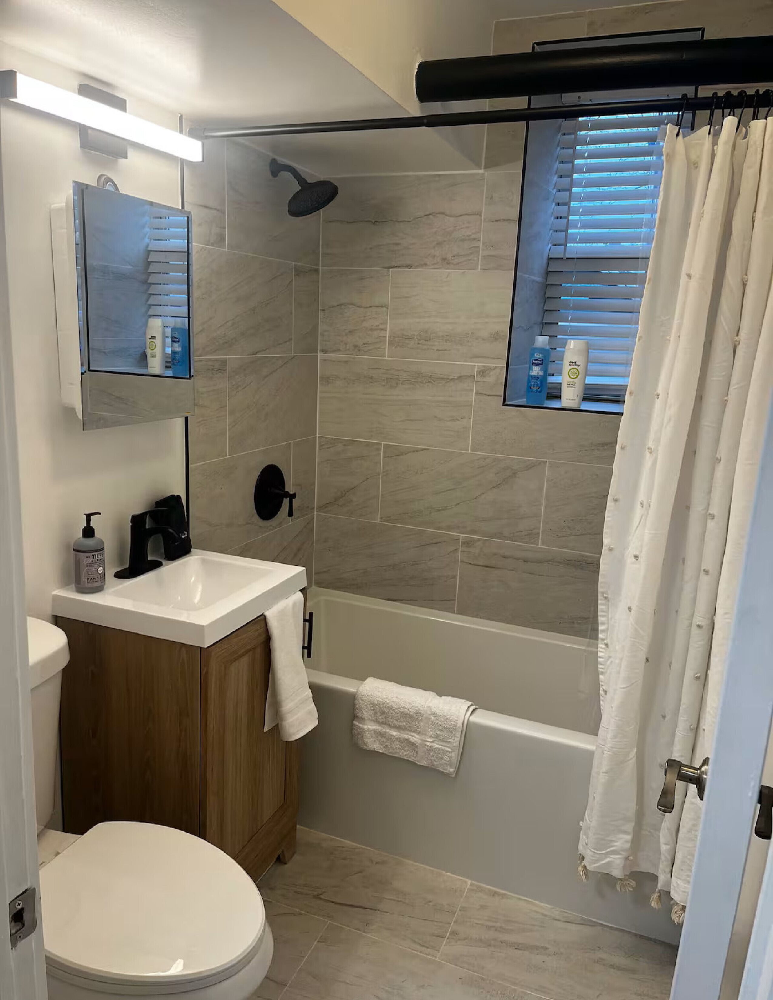 Sèche-cheveux, serviettes fournies, savon, papier toilette