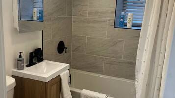 Sèche-cheveux, serviettes fournies, savon, papier toilette