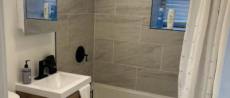 Haartrockner, HandtĂŒcher, Seife, Toilettenpapier