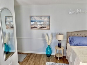3 bedrooms, iron/ironing board, free WiFi, bed sheets - Casa Blanca On The Canal (Gulf Breeze)