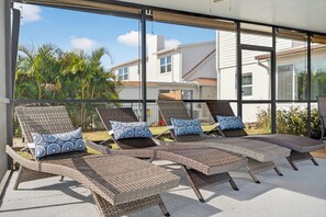 Terrace/patio - Luxury Waterfront Getaway, 6BR, Caged Pool (Tampa)