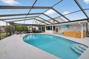 Pool - Luxury Waterfront Getaway, 6BR, Caged Pool (Tampa)
