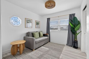 Living area - Luxury Waterfront Getaway, 6BR, Caged Pool (Tampa)