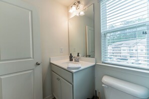 Hair dryer, towels, soap, toilet paper - 3-bedroom Modern Townhome in charming Lithonia! (Lithonia)