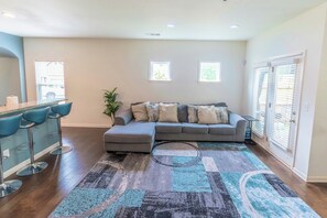 Living area - 3-bedroom Modern Townhome in charming Lithonia! (Lithonia)