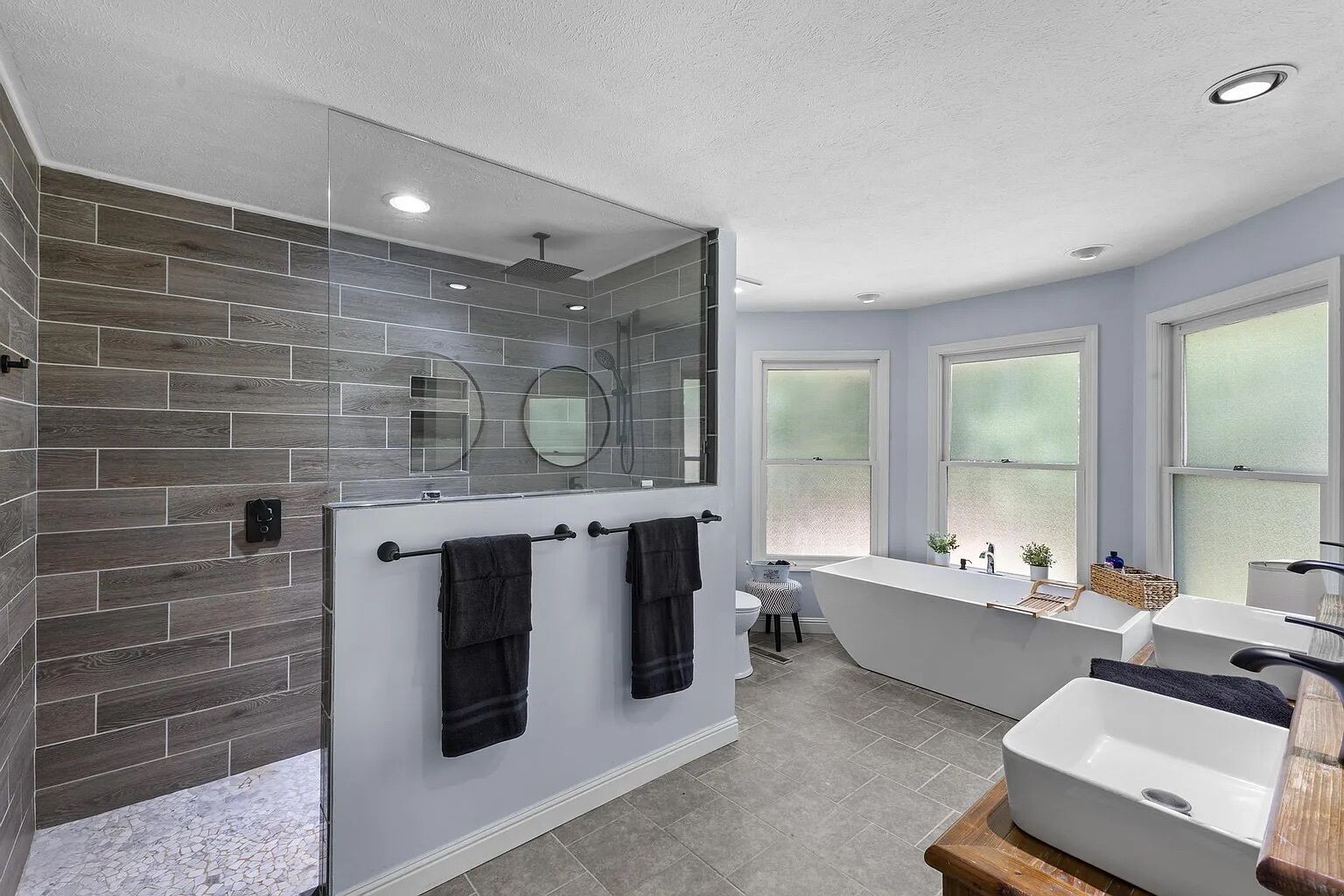 Douche, séchoir à cheveux, bidet, serviettes fournies