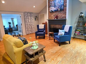 Smart TV, fireplace, books, computer monitors - Comfortable Home Available for Masters Week in Charming Aiken (Aiken)