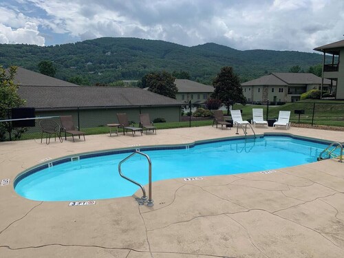 Relaxing Getaway w/ Stunning Lake & Mountain Views