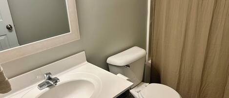 Een haardroger, handdoeken, zeep, toiletpapier