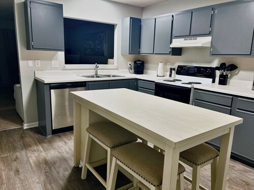 Cozy 2BR/2.5Bath Townhome near Military Bases in Vibrant Jacksonville, NC