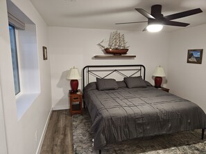 Tabla de planchar con plancha, internet y ropa de cama 