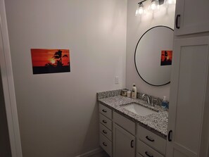 Regadera, secadora de cabello, toallas, jabón 