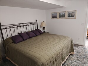 Iron/ironing board, Internet, bed sheets - Newer No-Pet No-Smoking home in quiet family neighborhood Manhattan, KS (Manhattan)