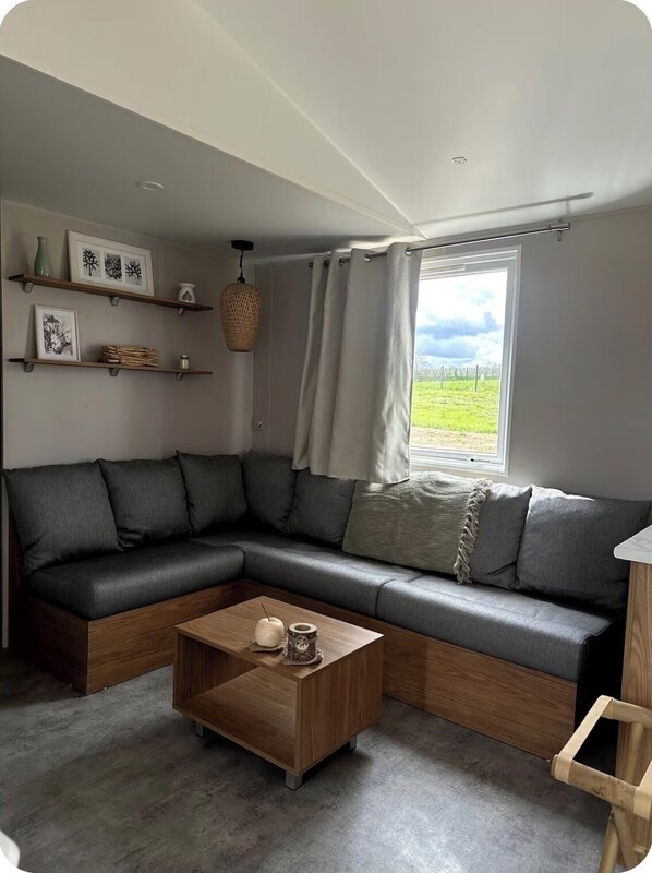 Living area - Mobile home VIOLETTES / Sleeps 08 (SAINT-MARC-À-FRONGIER)