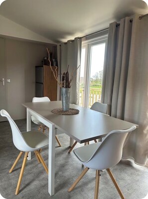 Dining - Mobile home VIOLETTES / Sleeps 08 (SAINT-MARC-À-FRONGIER)