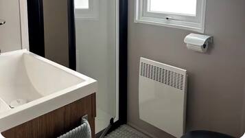 Dusch, hÄrtork, handdukar och toalettpapper