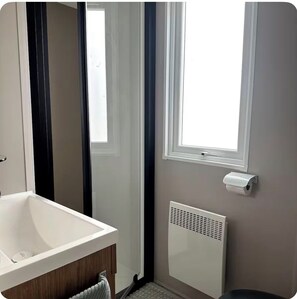 Douche, sèche-cheveux, serviettes fournies, papier toilette