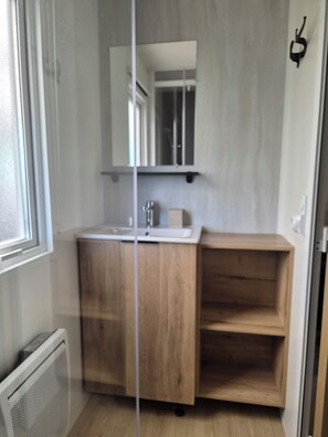 Shower, hair dryer - Mobile home MAXI CONFORT SUR LA COTE D'AZUR (Fréjus)