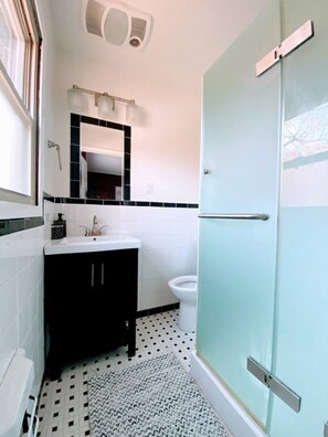 Shower, hair dryer, towels, soap - A charming-spacious home ideal for a family getaway, telecommuting or long stays (Sherwood)