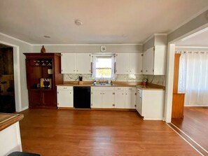 Private kitchen - A charming-spacious home ideal for a family getaway, telecommuting or long stays (Sherwood)