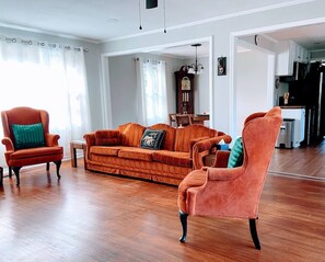 Smart TV, books - A charming-spacious home ideal for a family getaway, telecommuting or long stays (Sherwood)