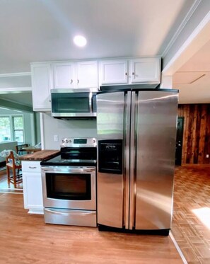 Fridge, microwave, oven, dishwasher - A charming-spacious home ideal for a family getaway, telecommuting or long stays (Sherwood)