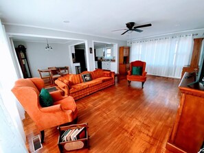 Living area - A charming-spacious home ideal for a family getaway, telecommuting or long stays (Sherwood)