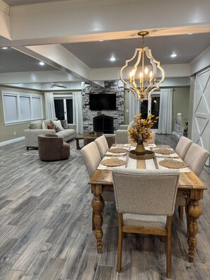 Dining - GRAND Mountain Retreat 7 Miles to All-Star Village (Oneonta)