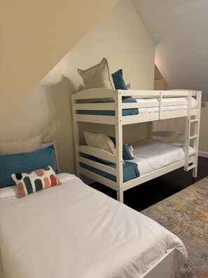 4 bedrooms, WiFi, bed sheets - GRAND Mountain Retreat 7 Miles to All-Star Village (Oneonta)