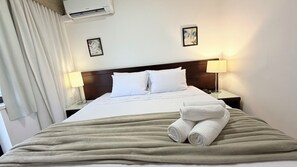 Escritorio y espacio para trabajar con laptop