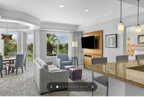 Living area - 2-bedroom Villa @ Marriott's Desert Springs Villas II - Vacation Rental (Palm Desert)