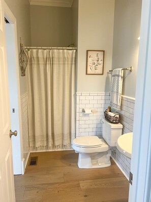 Shower, hair dryer, towels, soap - 2026 Masters Week Rental (Grovetown)