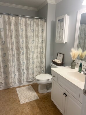Shower, hair dryer, towels, soap - 2026 Masters Week Rental (Grovetown)
