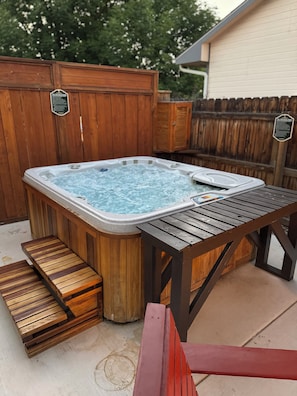Bañera de hidromasaje al aire libre