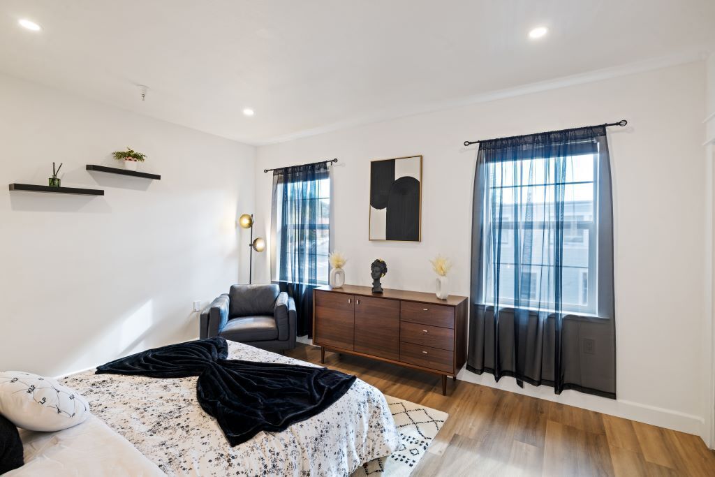 4 dormitorios, tabla de planchar con plancha, cuna de viaje