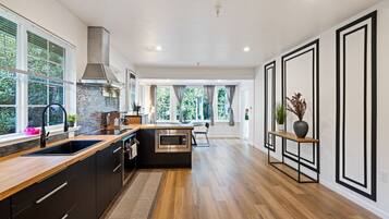 Kylskåp, mikrovågsugn, ugn och spishäll