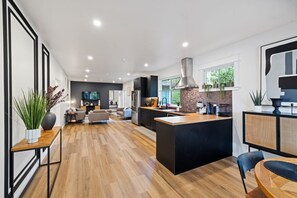 Fridge, microwave, oven, stovetop - Modern Retreat in the Heart of Downtown Mill Valley (Mill Valley)
