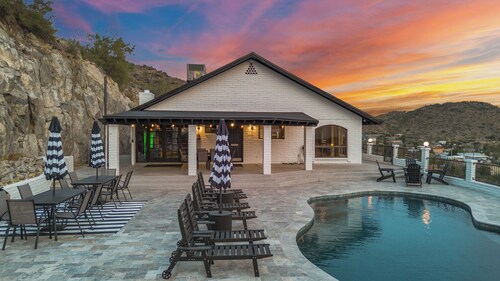 Built Into A Mtn - Heated Pool & Lounge