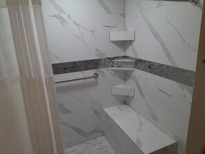 Shower, towels, soap, toilet paper - Baja 404 Las Palmas Beachfront Resort (Puerto Peñasco)