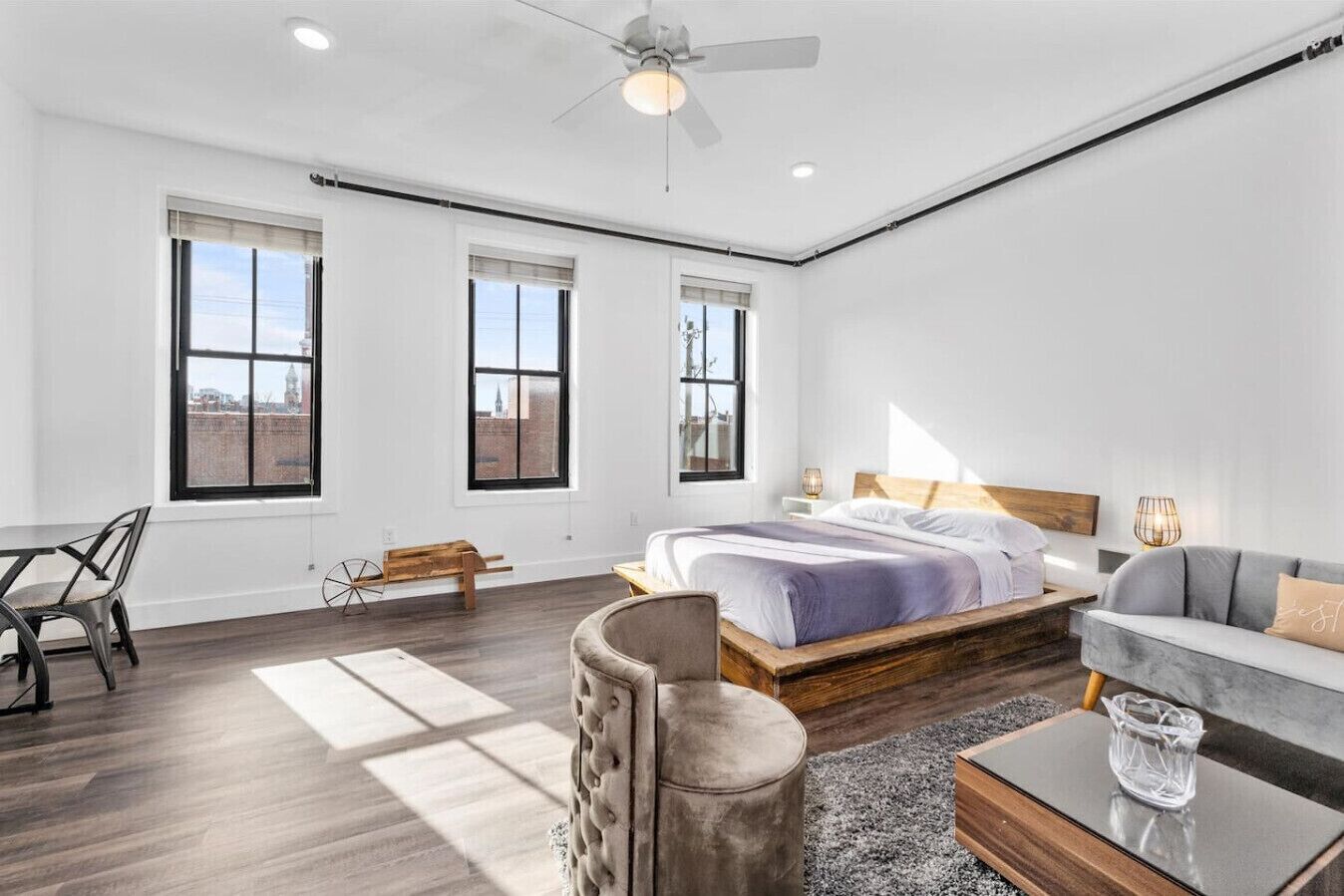 Escritorio, tabla de planchar con plancha, wifi gratis y ropa de cama 