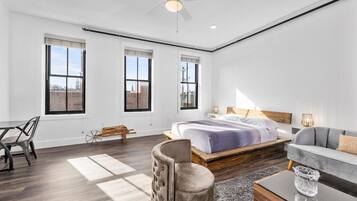 Escritorio, tabla de planchar con plancha, wifi gratis y ropa de cama