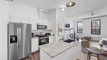 Refrigerador, microondas, horno y parrilla de estufa