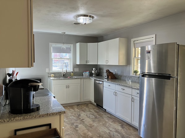 Microwave, oven, stovetop, dishwasher - Joyful Journey- Fabulous Home in Greeneville TN (Greeneville)