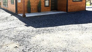 Une cabane avec une façade en bois, une pancarte accueillant les visiteurs et une autre indiquant que la cabane fait partie du site de Wolf Pen Gap.