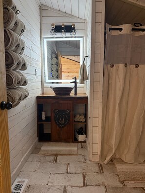 Dusche, Haartrockner, Handtücher, Seife