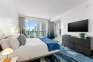 Escritorio, tabla de planchar con plancha, wifi y ropa de cama 