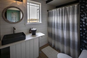 Secador de pelo, toallas, jabón y papel higiénico